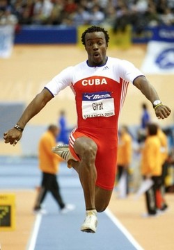 Gana medalla de oro en salto triple en GP de Río el cubano Arnie David Girat